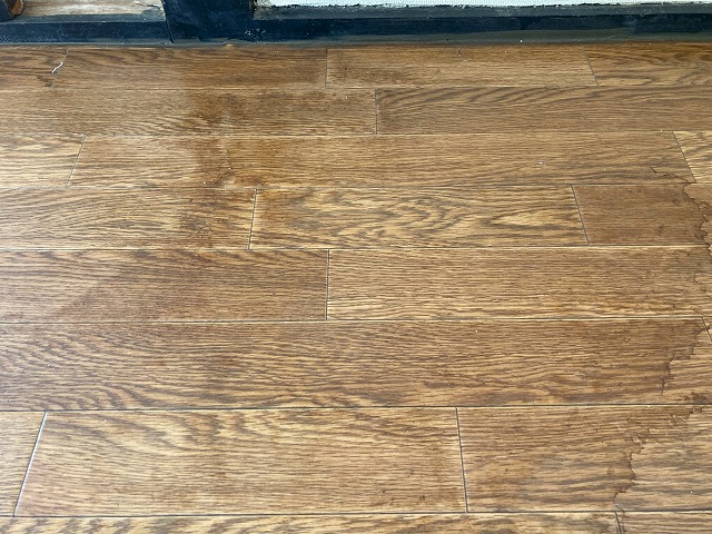 雨漏りでできた床のシミ